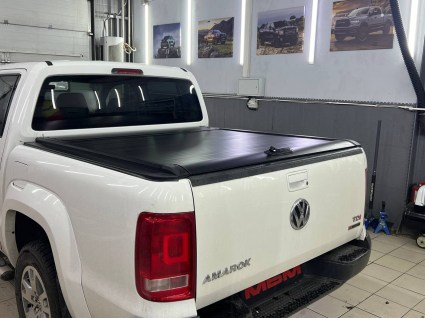 Механическая роллета на кузов Volkswagen Amarok - фото 2